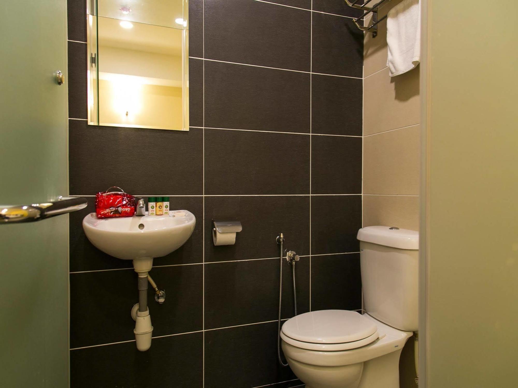 Oyo 220 Hotel Sri Maluri Kuala Lumpur Extérieur photo